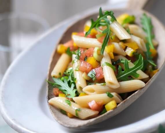 Nudelsalat mit Tomaten und Paprika