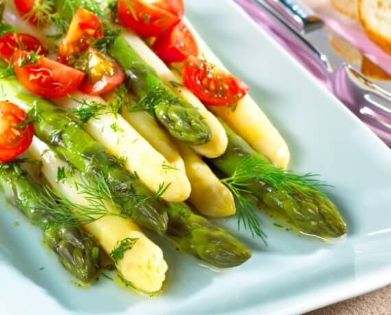 Lauwarmer Spargelsalat Mit Balsamico Und Gebratenen Riesengarnelen ...