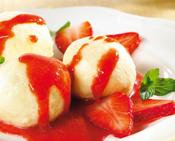 Vanilleknödel auf Erdbeersauce