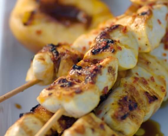 Hähnchenspieße mit gegrilltem Pfirsich