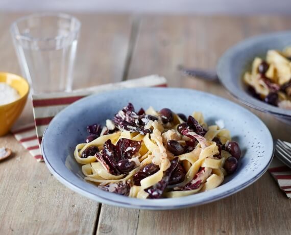 Bandnudeln mit schwarzen Oliven und Radicchio