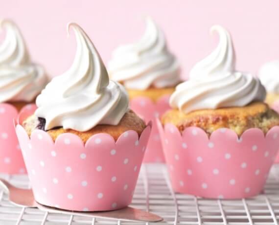 Beeren-Cupcakes mit Baiser