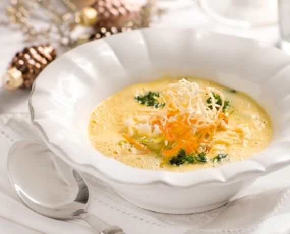 Parmesansuppe mit frittiertem Gemüse