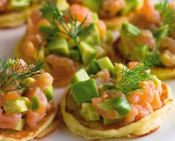 Mini-Weizen-Blinis mit Lachs-Avocado-Salsa