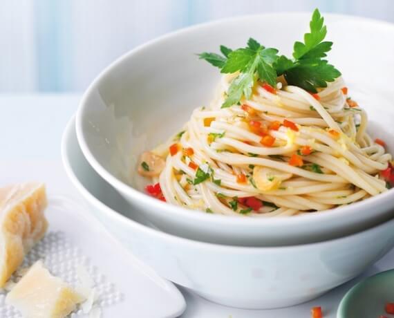 Spaghetti mit Paprika-Knoblauch-Öl und Parmesan