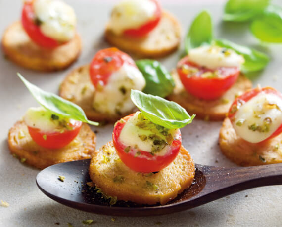 Brotchips alla Caprese mit Mozzarella, Tomaten und Basilikum