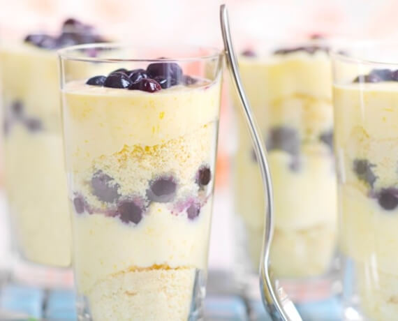 Mangoschichtdessert mit Blaubeeren