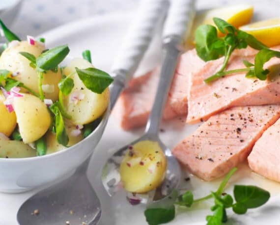 Scharfer Bohnen-Kartoffel-Salat mit pochiertem Lachs