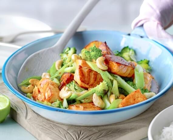 Marinierter Lachs mit Brokkoli-Gemüse und Reis