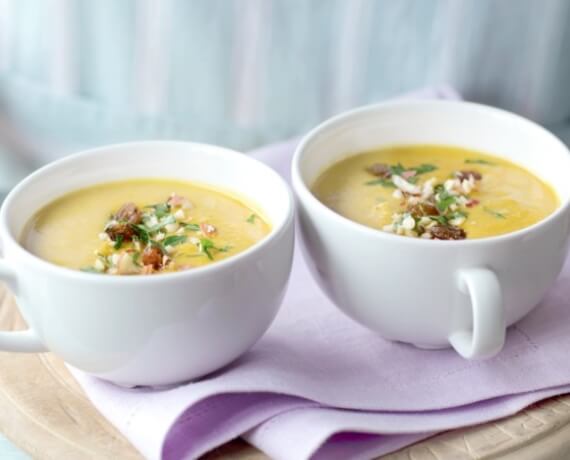 Indische Currysuppe mit Studentenfutter-Topping