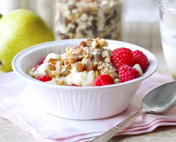 Birnen-Himbeer-Müsli mit Walnüssen