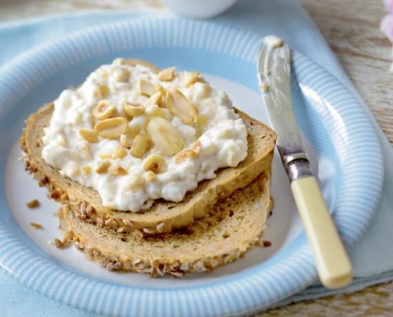 Vollkornbrot mit Bananen-Nuss-Creme