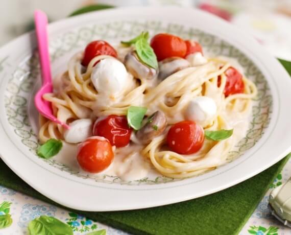 Fußball alla Italia (Spaghetti mit kugeliger Soße aus Tomaten und Mozzarella)