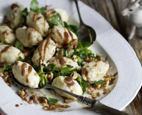 Ziegenkäsenocken auf nussigem Feldsalat