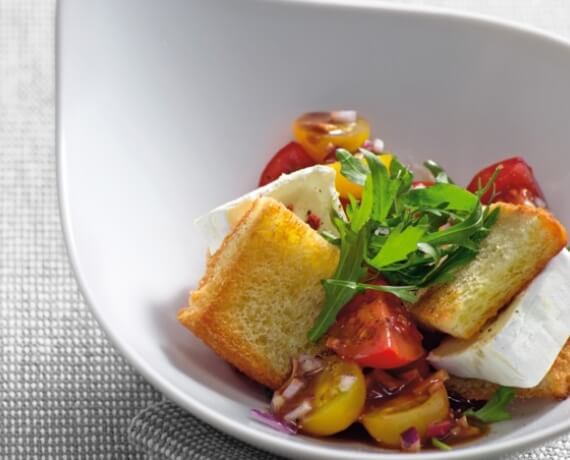 Bunter Tomatensalat mit Weichkäseecken