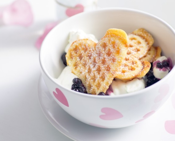 Waffeln mit Blaubeeren und Limettensahne