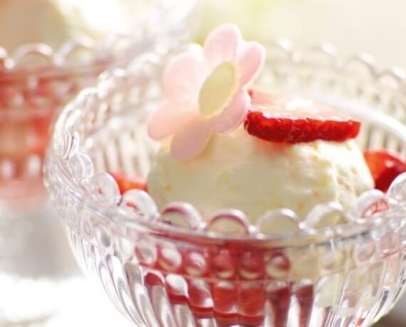 Orangen-Joghurt-Mousse auf Erdbeeren