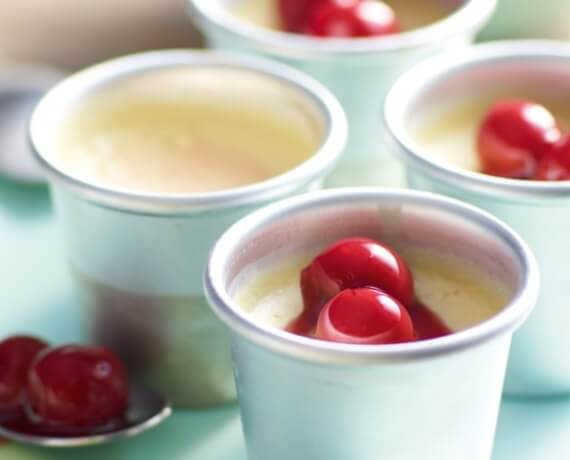 Marzipan-Panna cotta mit Kirschen