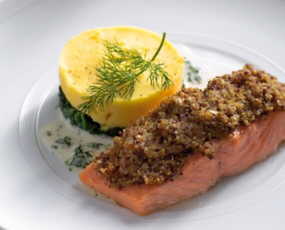 Lachs mit Senfkruste auf Kartoffelpüree mit rahmigen Spinat