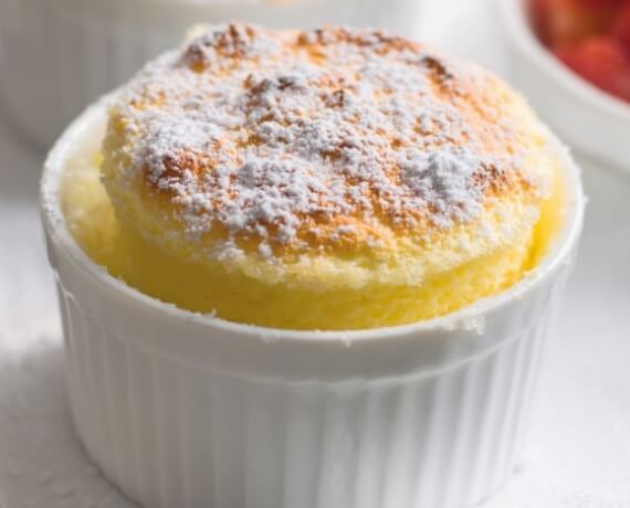 Quark-Soufflé mit marinierten Früchten