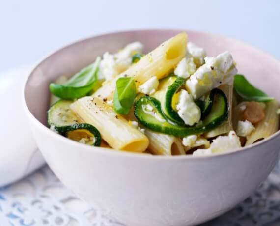 Nudelsalat mit gebratener Zucchini und Feta