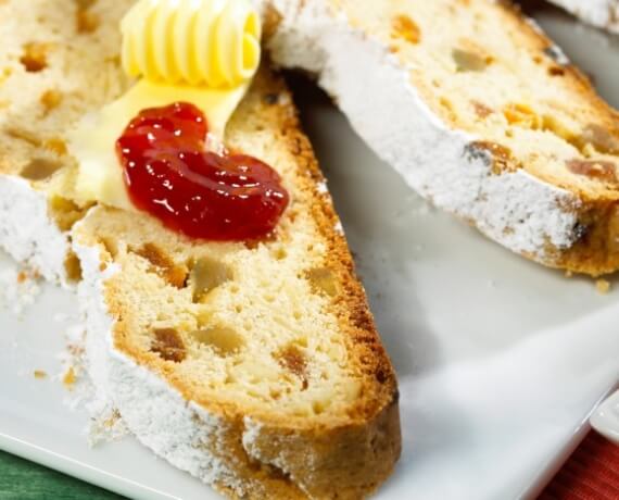 Quarkstollen mit Aprikosen und Mandeln