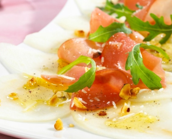 Birnencarpaccio mit Rucola und Schinken