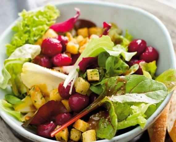 Salat mit Kidneybohnen und Thymian-Croûtons