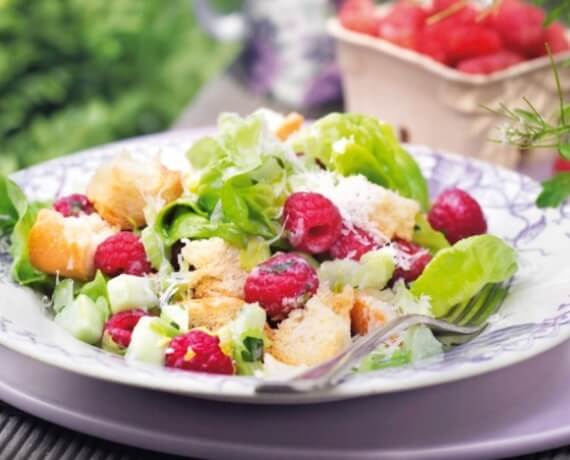 Brotsalat mit Himbeeren