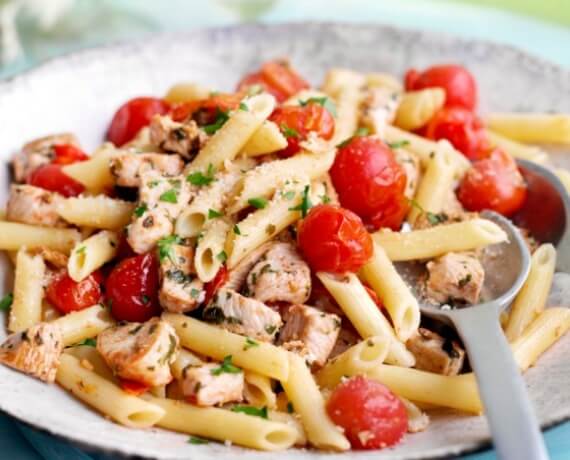 Penne-Salat mit marinierter Pute