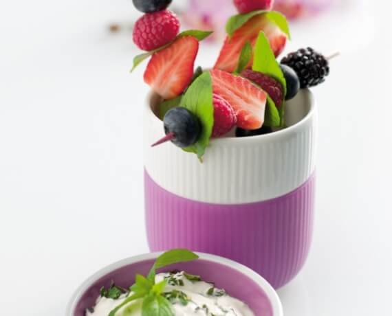 Beerenspieße mit Minzquark