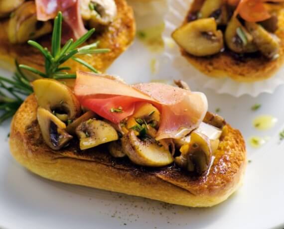 Bruschetta mit marinierten Champignons und spanischem Schinken