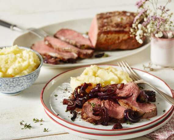 Roastbeef mit karamellisierten Zwiebeln und cremigem Kartoffelpüree