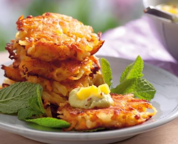 Kartoffel-Puffer mit Karotten an Avocado-Dip mit Mango