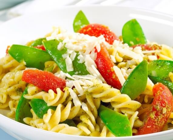 Pasta mit Tomaten und Zuckerschoten