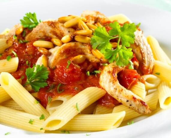 Penne mit Puten-Bolognese und Pinienkernen