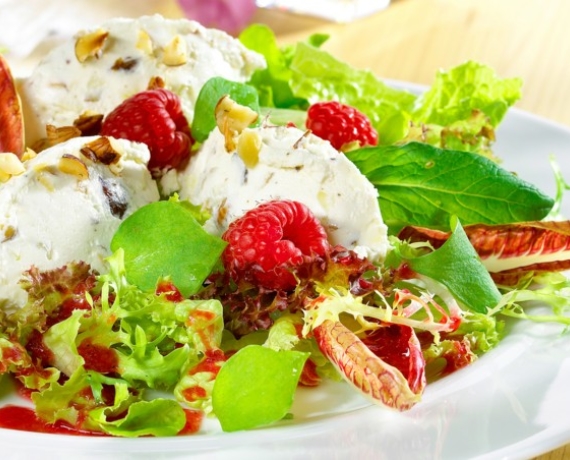 Blattsalat mit Himbeeren und Frischkäse-Nocken