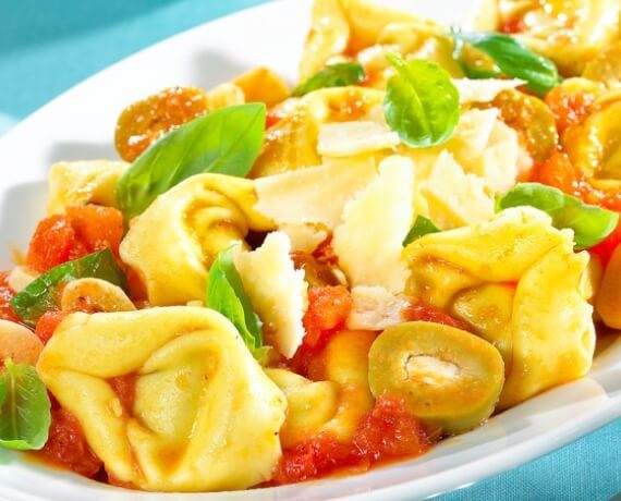 Tortellini mit Oliven und Tomatensauce