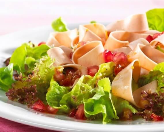 Blattsalat mit Mortadella und Granatapfel-Dressing