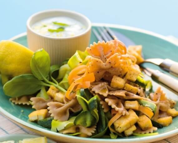 Farfalle-Salat mit Gemüsestreifen