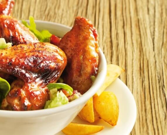 Chicken Wings mit Avocado, Tomaten und roten Zwiebeln