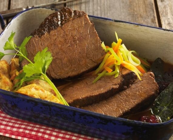 Rinderschmorbraten mit Preiselbeeren und Gemüse-Streifen