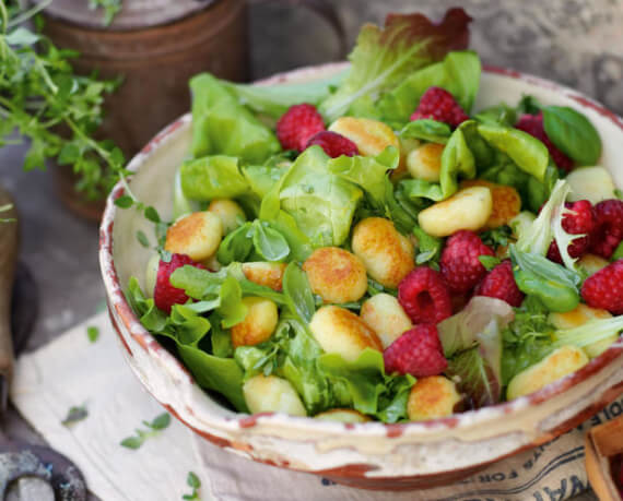 Gemischter Salat mit Gnocchi und Himbeeren