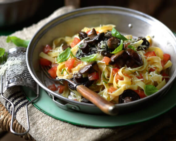 Tagliatelle in Champignons-Tomaten-Sauce