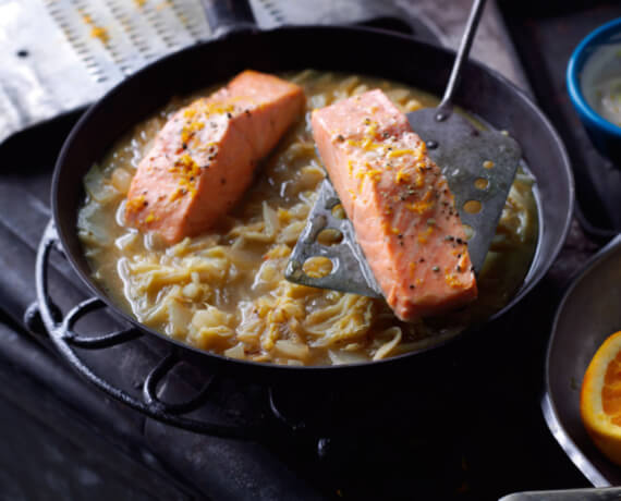 Orangen-Lachs auf Chinakohl