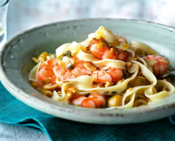 Tagliatelle-Nudeln mit Garnelen und Oliven-Tapenade