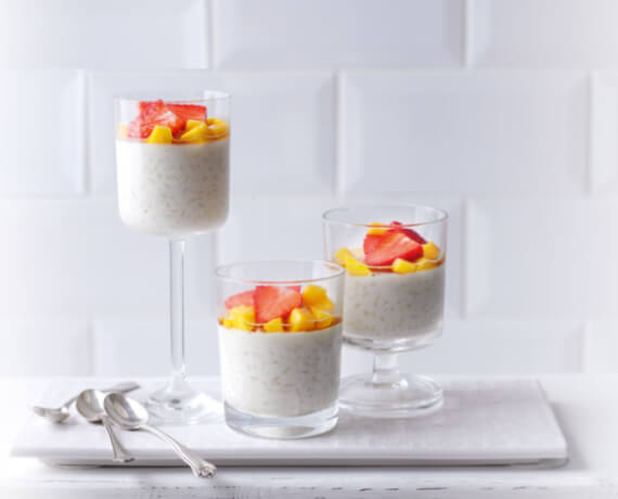 Kardamom-Milchreis mit Salat aus Mango und Erdbeeren