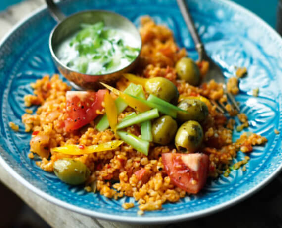 Tomaten-Bulgursalat mit Oliven und Zaziki