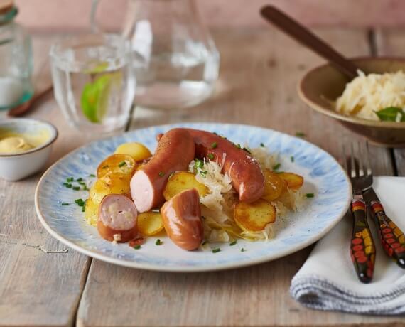 Käsebratwurst mit Sauerkraut und Bratkartoffeln