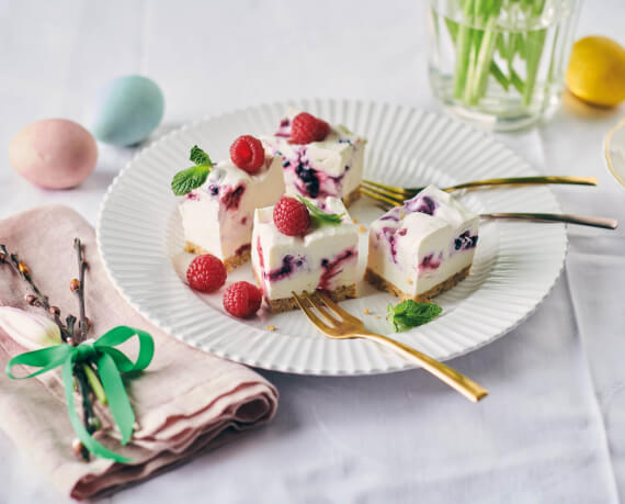 Cheesecake-Häppchen mit Himbeeren und Heidelbeeren